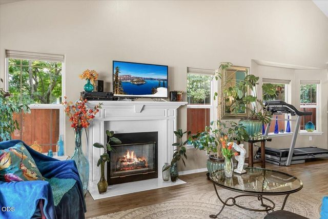155 Country Hill Drive, Phoenix, OR 97535