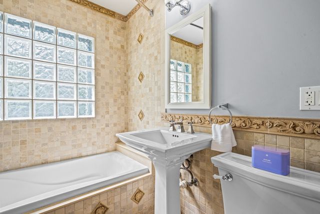 908 Elm Place, Glencoe, IL 60022