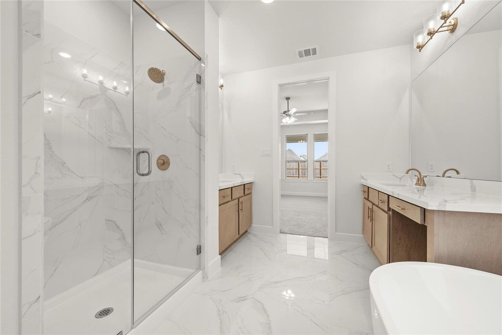 Image 10 of property listing at 10802 Aquila Star Drive, Richmond, TX 77406