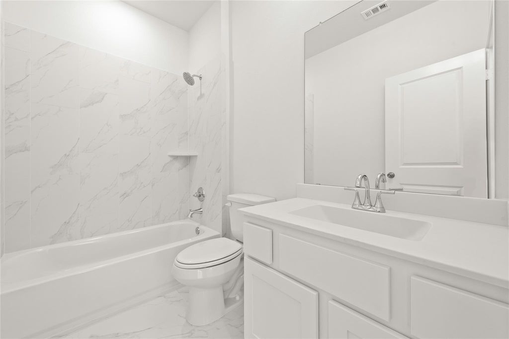 Image 17 of property listing at 10802 Aquila Star Drive, Richmond, TX 77406