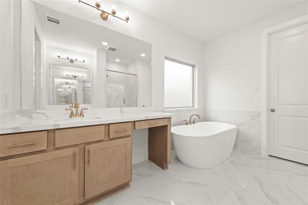 Image 9 of property listing at 10802 Aquila Star Drive, Richmond, TX 77406