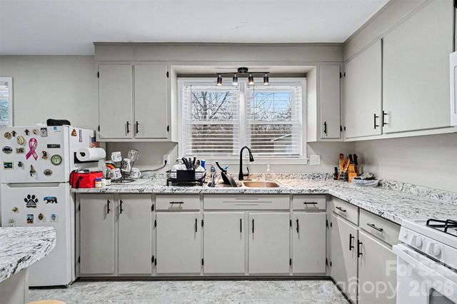 1725 26th Street NE, Hickory, NC 28601