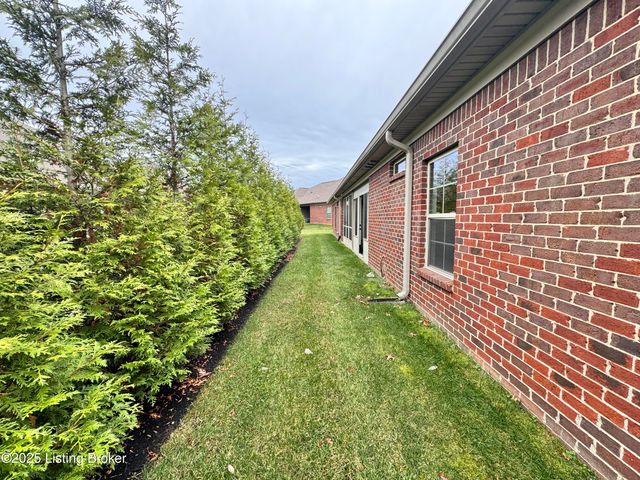 1903 Eagles Landing Dr, La Grange, KY 40031