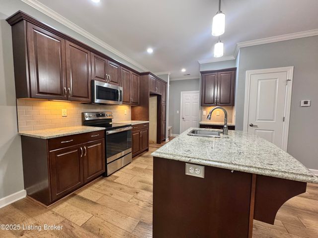 1903 Eagles Landing Dr, La Grange, KY 40031