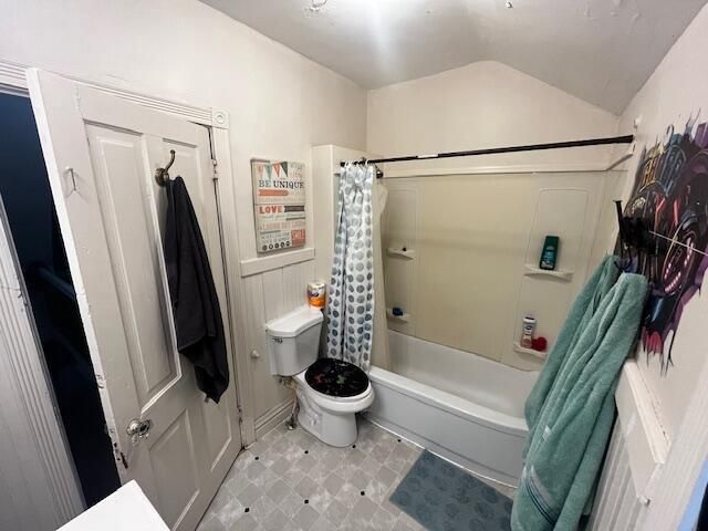 1040 College AVENUE, Racine, WI 53403