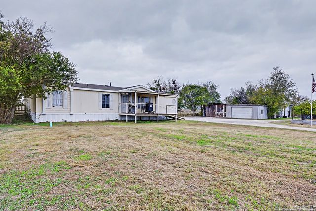 1438 Country, Marion, TX 78124