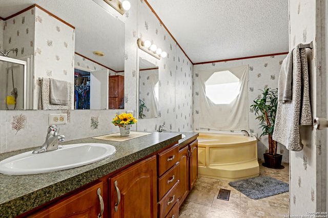 1438 Country, Marion, TX 78124