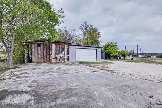 1438 Country, Marion, TX 78124