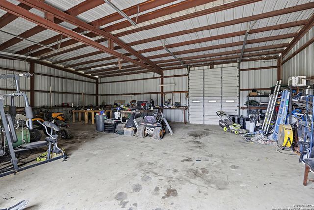 1438 Country, Marion, TX 78124