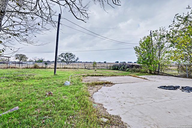 1438 Country, Marion, TX 78124