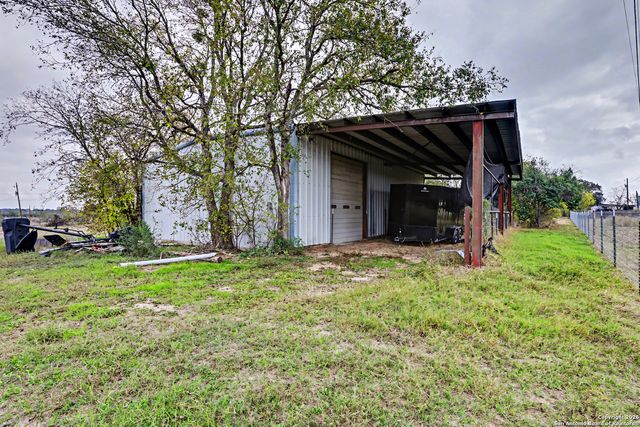 1438 Country, Marion, TX 78124