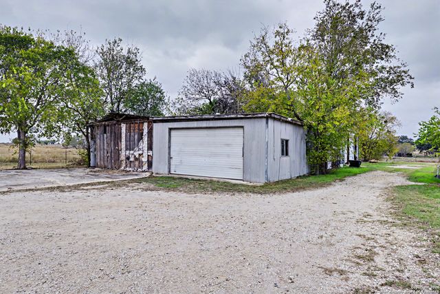 1438 Country, Marion, TX 78124