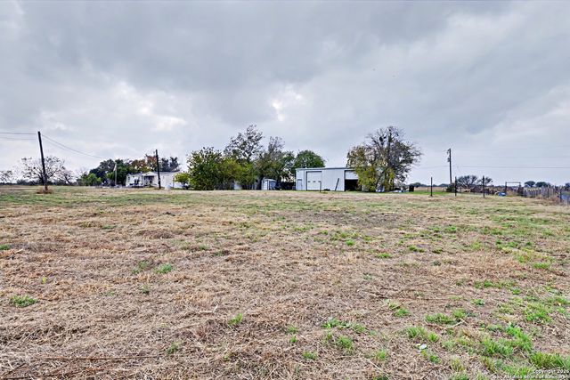1438 Country, Marion, TX 78124