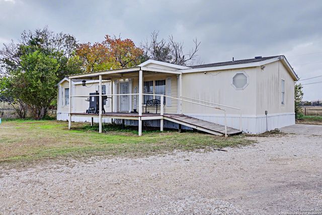 1438 Country, Marion, TX 78124