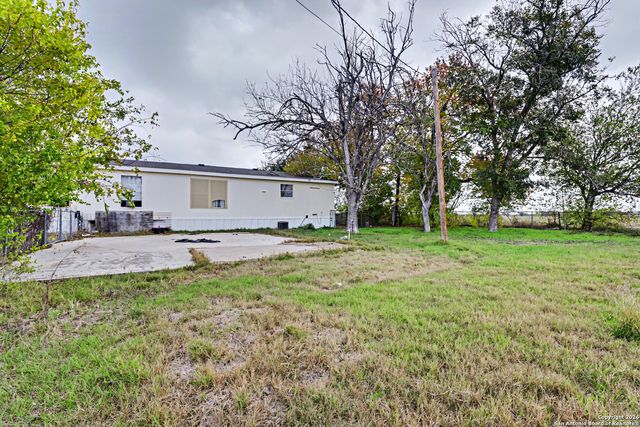1438 Country, Marion, TX 78124