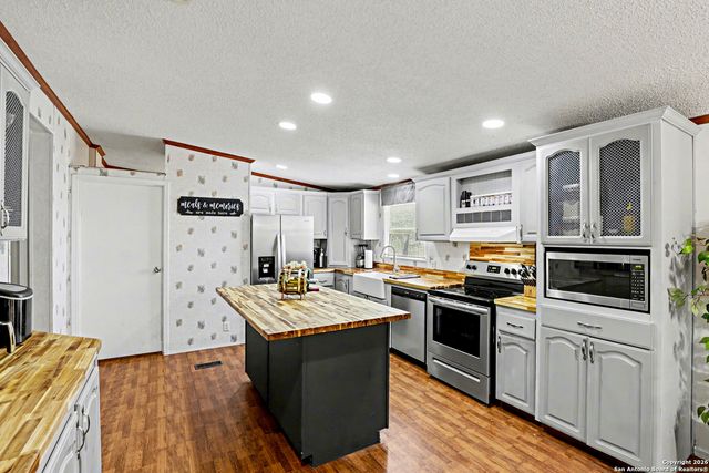 1438 Country, Marion, TX 78124