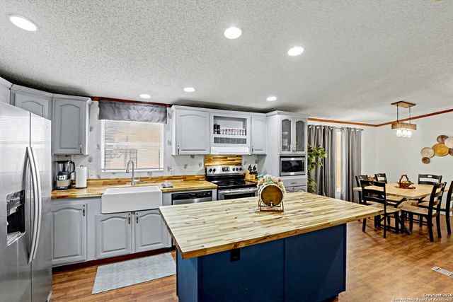 1438 Country, Marion, TX 78124