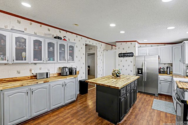 1438 Country, Marion, TX 78124