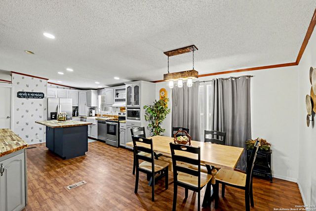 1438 Country, Marion, TX 78124