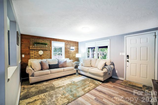 22 Glenview Place, Arden, NC 28704