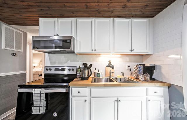 22 Glenview Place, Arden, NC 28704