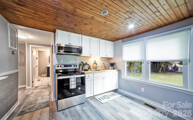 22 Glenview Place, Arden, NC 28704