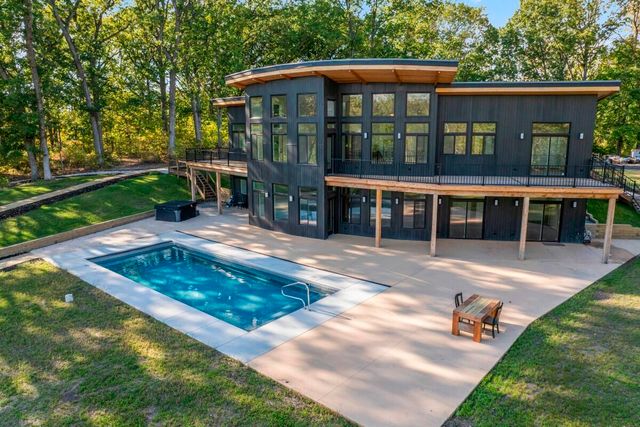 220 W 875 Road N, Valparaiso, IN 46385