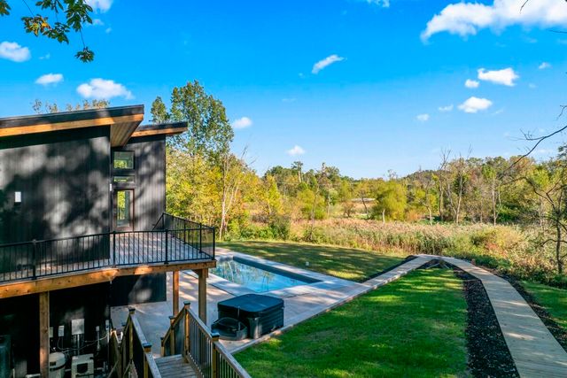 220 W 875 Road N, Valparaiso, IN 46385