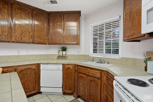 5719 Sarona Street, Bakersfield, CA 93308