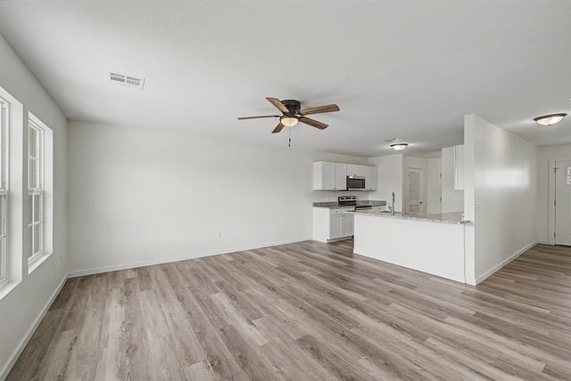1218 Fountain Dr, Salina, KS 67401