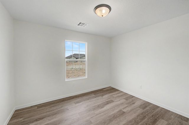 1218 Fountain Dr, Salina, KS 67401