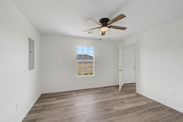 1218 Fountain Dr, Salina, KS 67401