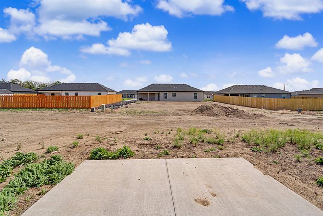 1218 Fountain Dr, Salina, KS 67401