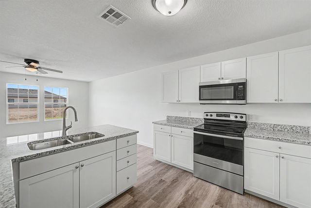 1218 Fountain Dr, Salina, KS 67401
