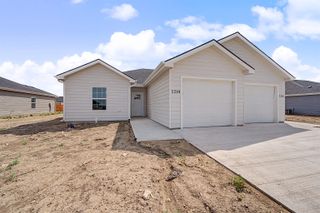 1218 Fountain Dr, Salina, KS 67401