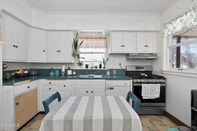 1096 Waverly Place, Schenectady, NY 12308