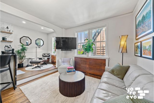 2 Grove St Apt 5E, New York City, NY 10014