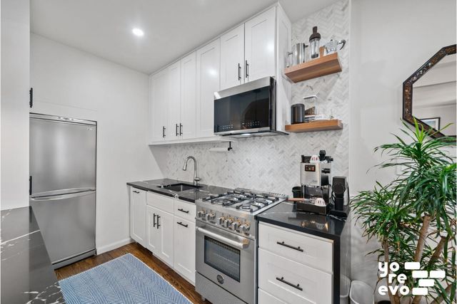 2 Grove St Apt 5E, New York City, NY 10014