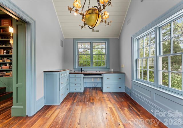 5520 Sharon View Road, Charlotte, NC 28226