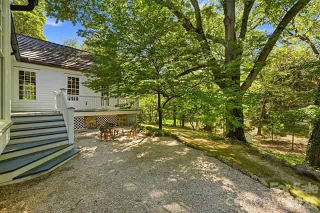 5520 Sharon View Road, Charlotte, NC 28226