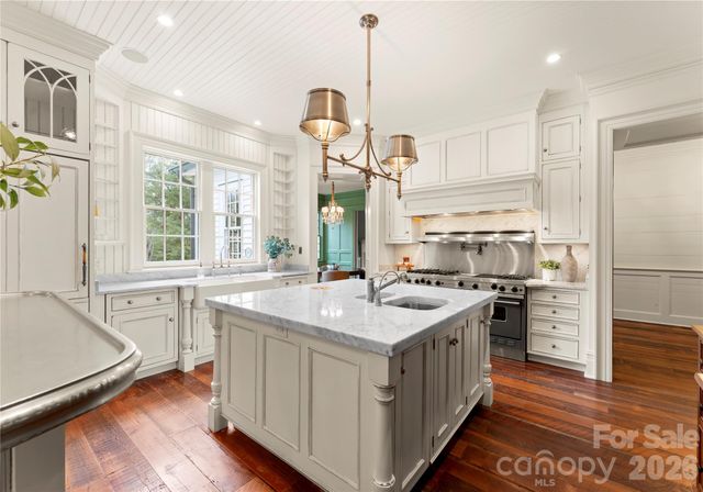 5520 Sharon View Road, Charlotte, NC 28226