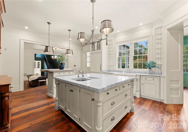 5520 Sharon View Road, Charlotte, NC 28226