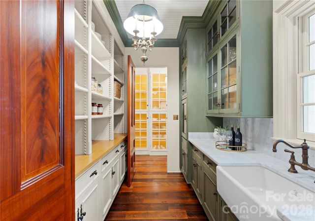5520 Sharon View Road, Charlotte, NC 28226