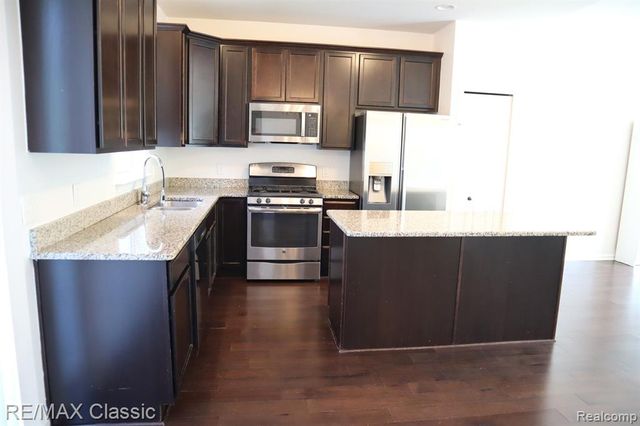 28561 Melanie Lane, Novi, MI 48377