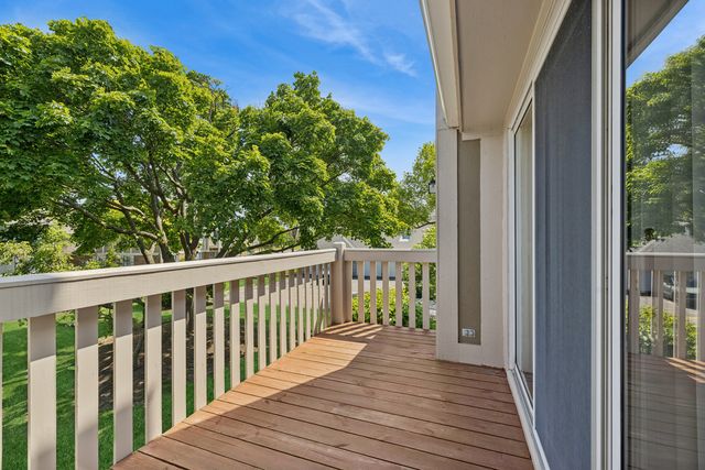 240 Southwick Court 240, Vernon Hills, IL 60061