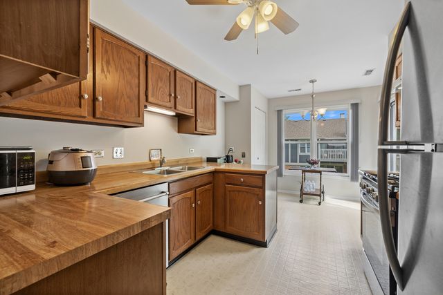 240 Southwick Court 240, Vernon Hills, IL 60061