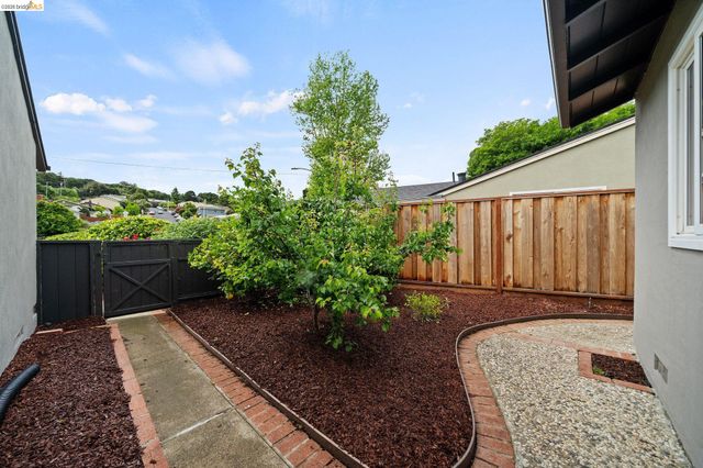 4681 Upland Dr, Richmond, CA 94803