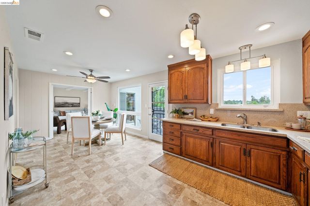 4681 Upland Dr, Richmond, CA 94803