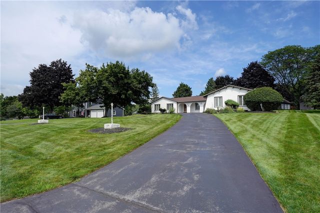 4 Pin Hook Lane, Pittsford, NY 14534