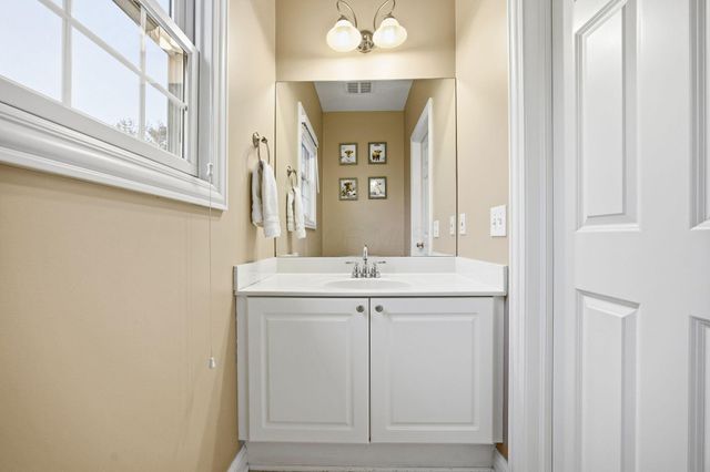 477 Stratshire Lane, Columbus, OH 43230